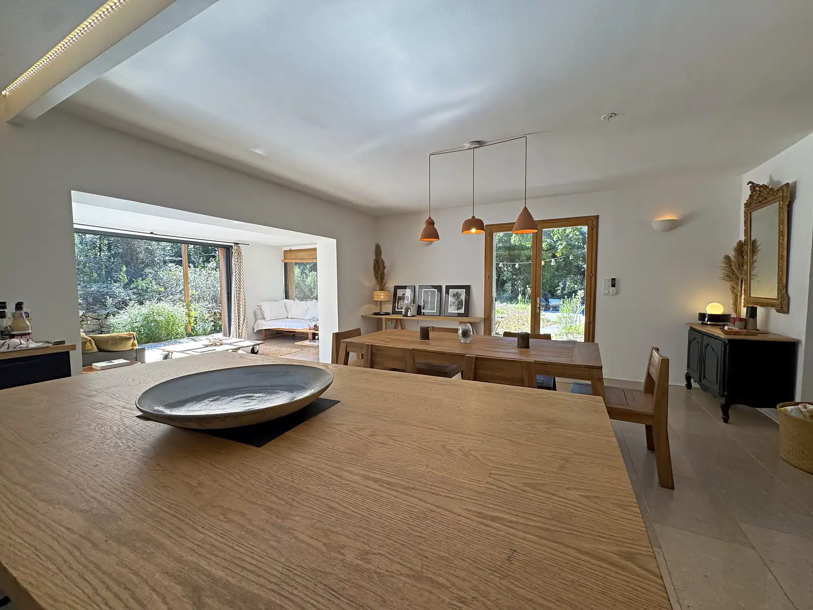 La grande table en bois de la salle à manger de Baraccò Argia, ouverte sur le jardin