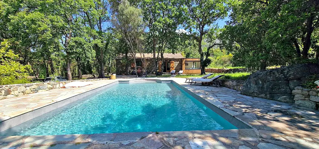 La piscine de Baraccò Argia un matin de septembre, sous les chênes verts