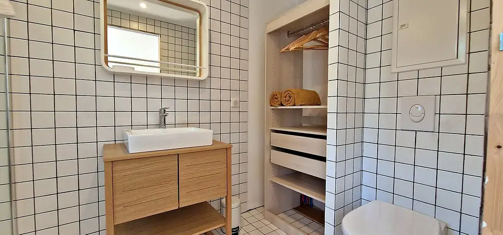 Salle de bain privative d'une chambre de Baraccò Argia, douche et carrelage blanc